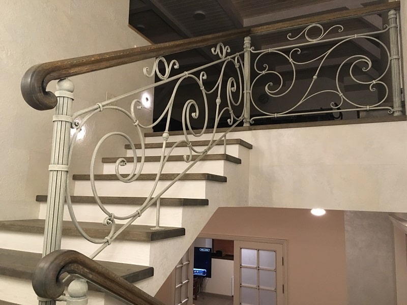 лестницы на второй этаж в частном доме в Санкт-Петербурге и Беларуси